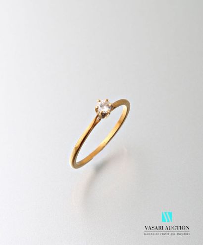 null Ring in yellow gold 750 thousandth set with a solitaire brilliant of approximately...