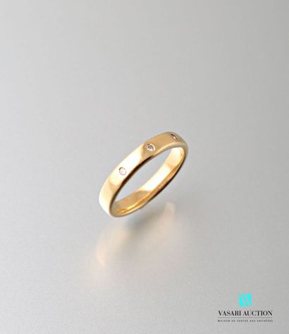 null Ring in yellow gold 750 thousandths decorated with three small diamonds 
Weight...