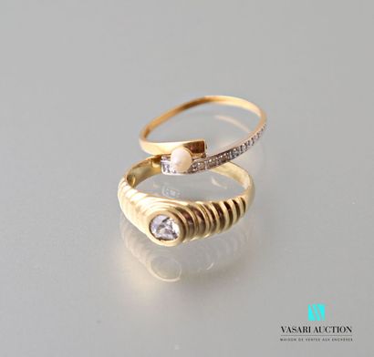 null Two rings in yellow gold 750 thousandths: one set with a dead pearl, the other...