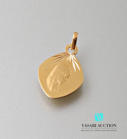 null Médaille losangique en or jaune 750 millièmes ornée du profil de la Vierge 
Poinçon...