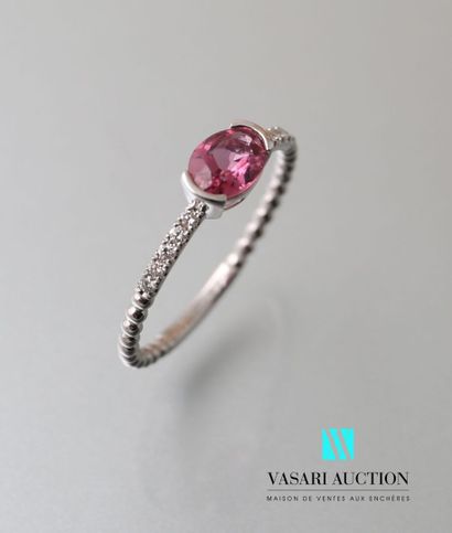 null Ring in white gold 750 thousandths set with an oval pink tourmaline of 0.40...