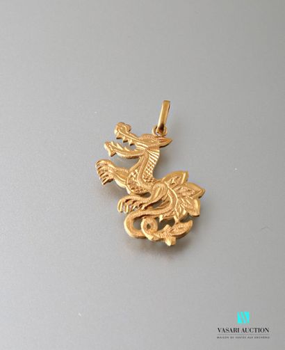 null Pendant in yellow gold 750 thousandths "Dragon, chased decoration 
Weight :...