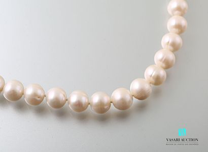 null Necklace of forty-three freshwater cultured pearls of 9/10,5mm, the clasp ring...