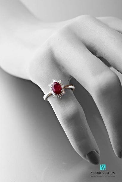 null Bague marguerite en or blanc 750 millièmes sertie d'un rubis de taille ovale...