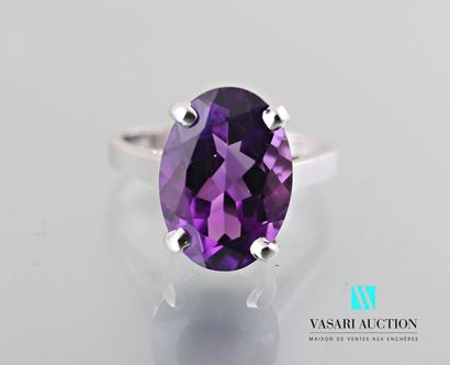 null Ring in white gold 750 thousandths decorated with an amethyst of oval size calibrating...