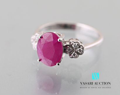 null Ring in white gold 750 thousandths set with an oval ruby calibrating 2.50 carats...