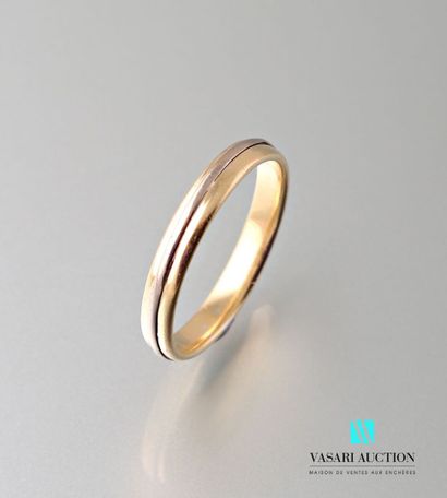 null Yellow gold ring 750 thousandths decorated with a white gold thread 
Weight...