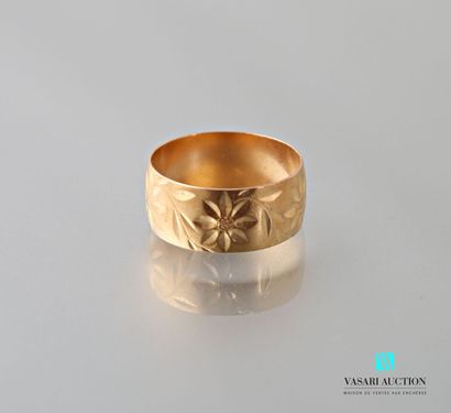 null Large ring in yellow gold 750 thousandths with flowers and foliage chased 
Marked...