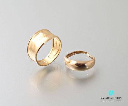 null Two rings in yellow gold 750 thousandths: a ring and a wide flat ring
Weight...