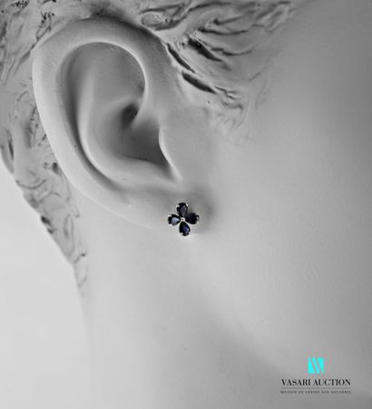null Pair of earrings "flowers" in white gold 750 thousandth set with eight pear-cut...