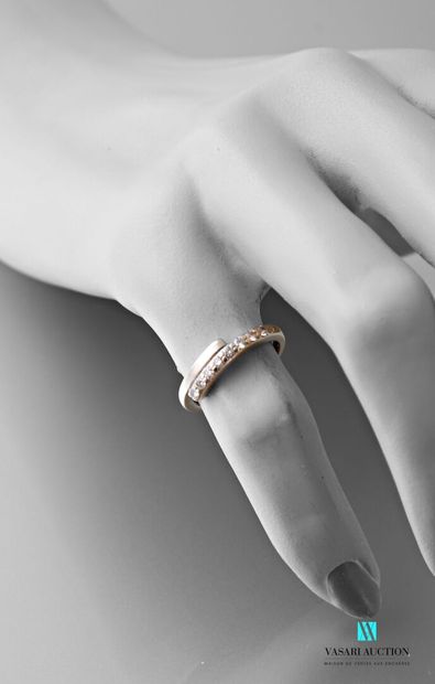 null Ring in gold 750 thousandths crossed set with eight diamonds of 0,02 carat on...