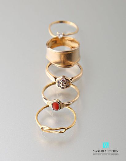 null Five rings in yellow gold 750 thousandths, three of them set with stones 
Weight...
