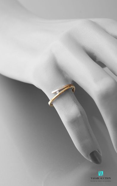 null Ring in yellow and white gold 750 thousandth, crossed set with a brilliant of...