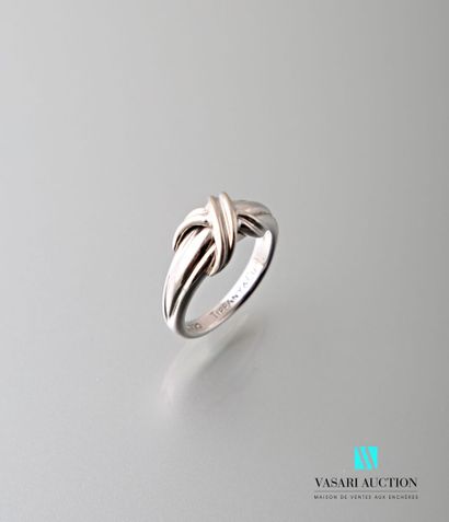 null Tiffany and co, ring in white gold 750 thousandths, crossed motif in the center...