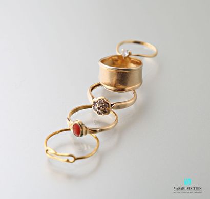 null Five rings in yellow gold 750 thousandths, three of them set with stones 
Weight...