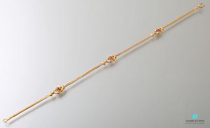 null Bracelet souple en or jaune 750 millièmes maille anglaise orné de trois motifs...