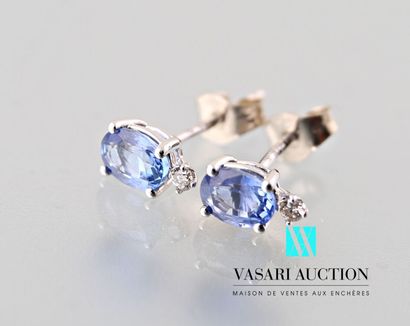 null Pair of earrings in white gold 750 thousandths decorated with two oval sapphires...