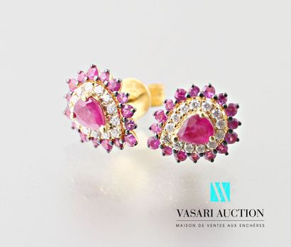 null Pair of earrings in yellow gold 750 thousandths adorned with two pear-cut rubies...
