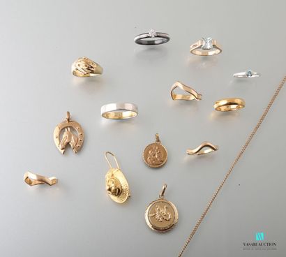 null Lot of gold-plated jewelry: eight rings, three pendants, a chain, an earring,...