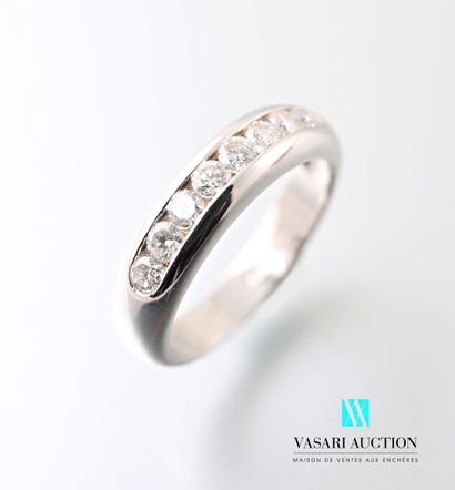 null Half wedding ring in white gold 750 thousandths decorated with eight round diamonds...