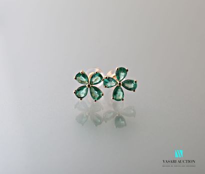 null Pair of earrings "flowers" in white gold 750 thousandth set with eight pear...