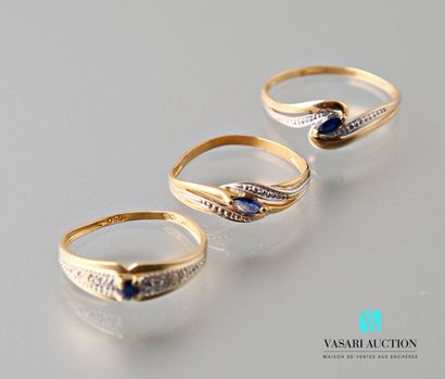 null Three rings in gold 750 thousandth of two tones set with small sapphires 
Weight...