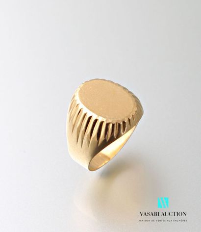 null Ring in yellow gold 750 thousandth, the oval plate not engraved 
Weight : 4,9...
