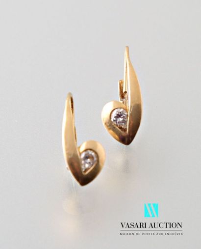 null Pair of earrings in yellow gold 750 thousandths of elongated form holding each...