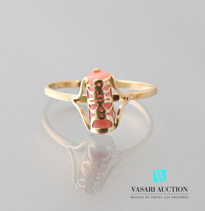 null Yellow gold ring 750 thousandths decorated with a central motif in pink coral...