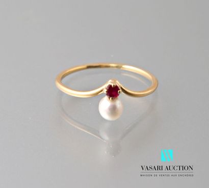 null Yellow gold ring 750 thousandths decorated with a cultured pearl and a small...
