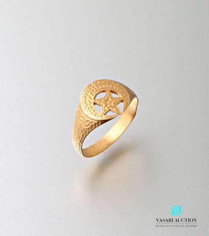 null Ring in yellow gold 750 thousandths, central openwork guilloche pattern decorated...