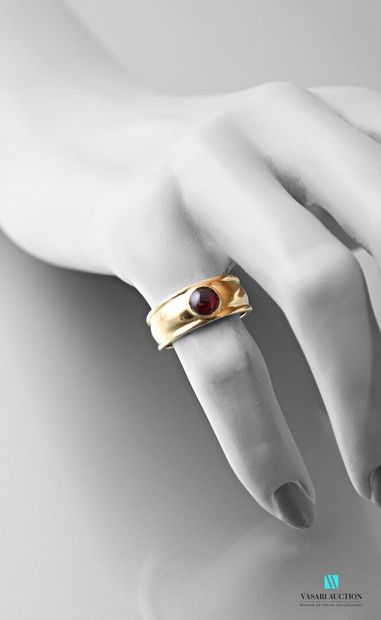 null Ring in yellow gold 750 thousandth set with a garnet cabochon 
Weight : 7,6...