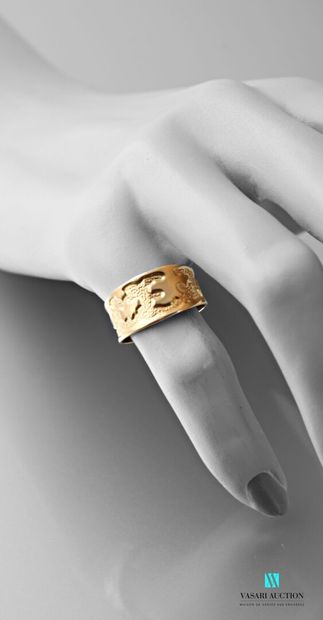 null Ring in yellow gold 750 thousandth, flat ring decorated with cut-out motifs...
