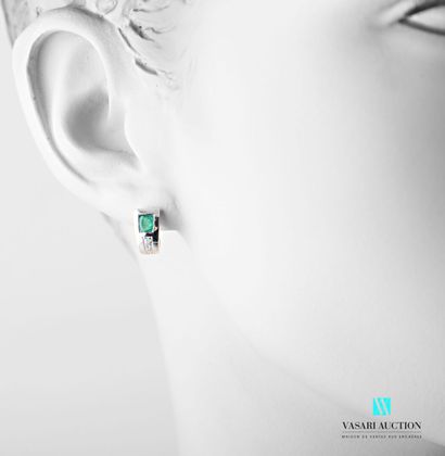 null Pair of earrings in white gold 750 thousandth set with two oval emeralds calibrating...