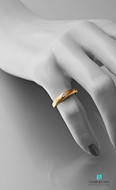 null Yellow gold ring 750 thousandth set with a small diamond 
Marked head of eagle
Weight...