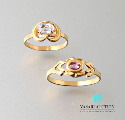 null Two rings in yellow gold 750 thousandth and blue and pink stones 
Weight : 3...