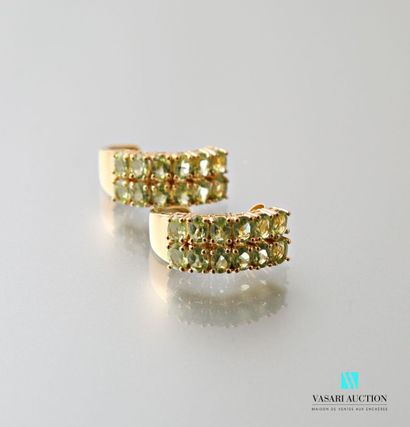 null Pair of earrings adorned with two lines of peridot, the clasps Belgian pushers.
Gross...