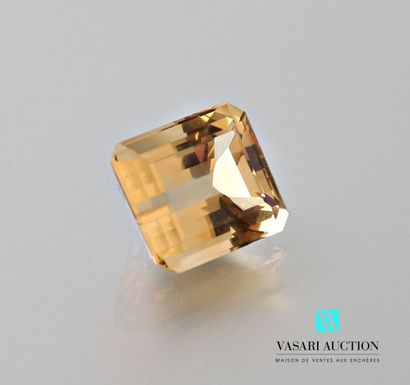 null Citrine on paper of emerald cut of approximately 19 carats.
Dimensions: 16.7...
