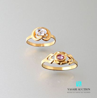 null Two rings in yellow gold 750 thousandth and blue and pink stones 
Weight : 3...