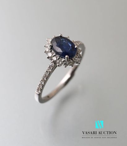 null Daisy ring in white gold 750 thousandth set in its center of a sapphire of oval...
