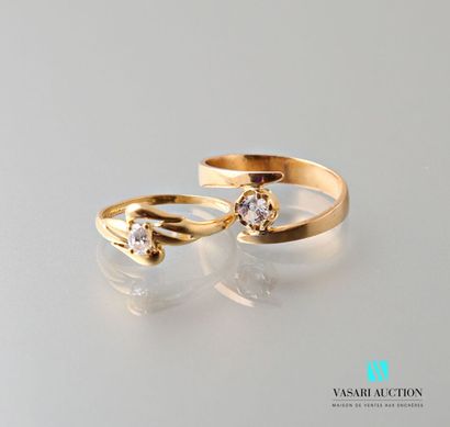 null Two rings in yellow gold 750 thousandths and white stones with a crossed pattern...