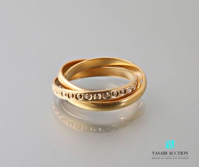null Three rings linked in yellow gold 750 thousandths of which one with chased decoration...