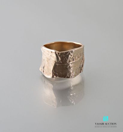 null Large flat ring in gold 750 thousandths decorated with folds and impressions...