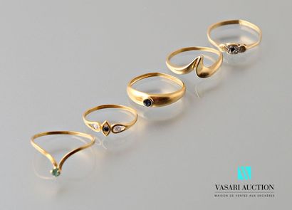 null Five rings in yellow gold 750 thousandth set with stones including two sapphires...