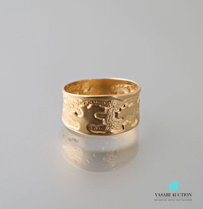 null Ring in yellow gold 750 thousandth, flat ring decorated with cut-out motifs...