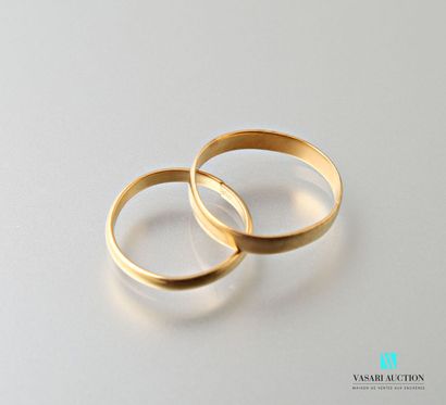 null Two rings in yellow gold 750 thousandth 
Weight : 5,9 g
(one sawed)
