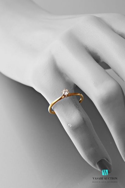 null Ring in yellow gold 750 thousandth set with a solitaire brilliant of approximately...