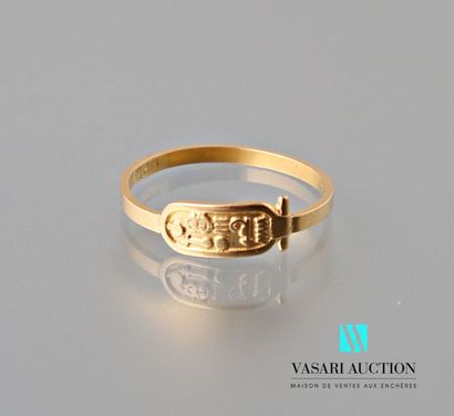 null Ring in yellow gold 750 thousandths with Egyptian cartouche decorated with hieroglyphs...