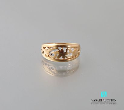 null Yellow gold ring 750 thousandth, openwork decoration of vine leaves and scrolls
Weight...