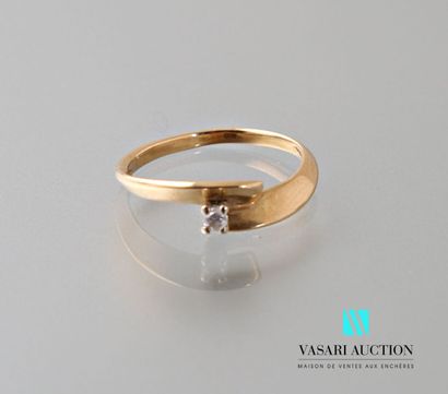 null Crossed ring in gold 750 thousandths set with a brilliant of approximately 0,05...